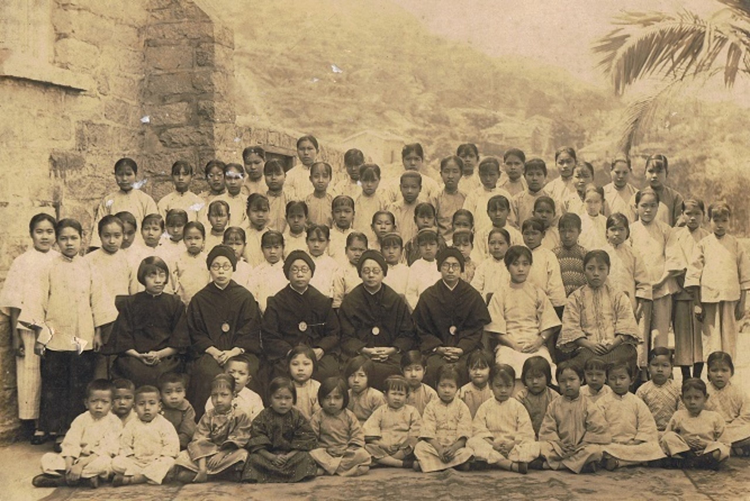1923 正教學校師生與修女合照 scaled